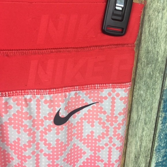 Nike Pro Red Pattern XS Leggings - Picture 2 of 6